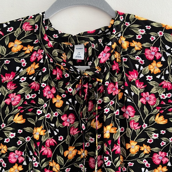 Old Navy Black floral blouse with 3/4 length bell sleeve and bow tie. - Picture 3 of 15